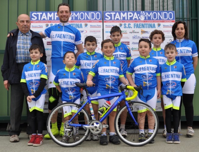 foto gruppo con angelo.jpg